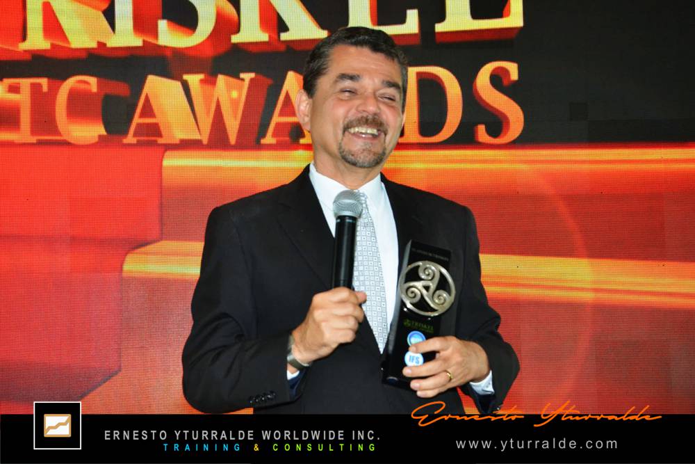 Ernesto Yturralde recibiendo el Triskel de Platino por aportes al Aprendizaje Experiencial