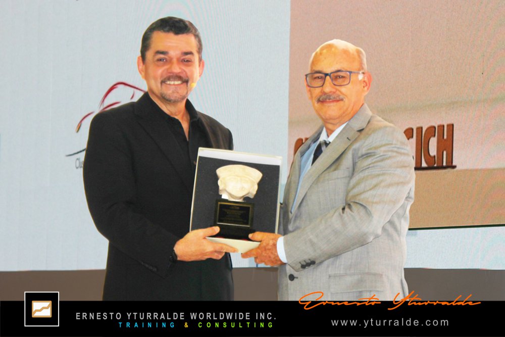 Reconocimiento internacional a Ernesto Yturralde por su trayectoria como conferencista y facilitador