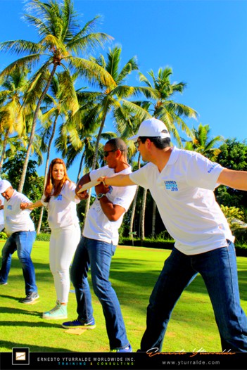 Taller vivencial de Team Building corporativo enfocado en confianza, comunicación y resultados compartidos